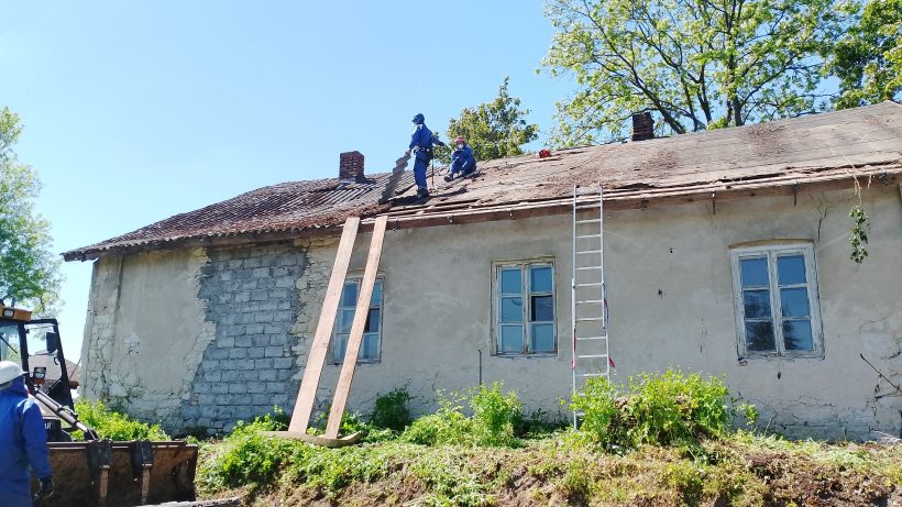 Rozbiórka budynku w Nieszkowie (Słaboszów - woj. Małopolskie)