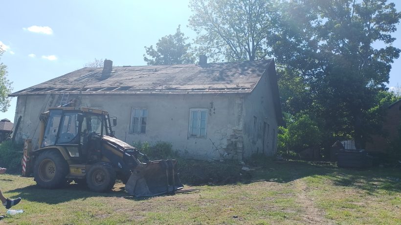 Rozbiórka budynku w Nieszkowie (Słaboszów - woj. Małopolskie)