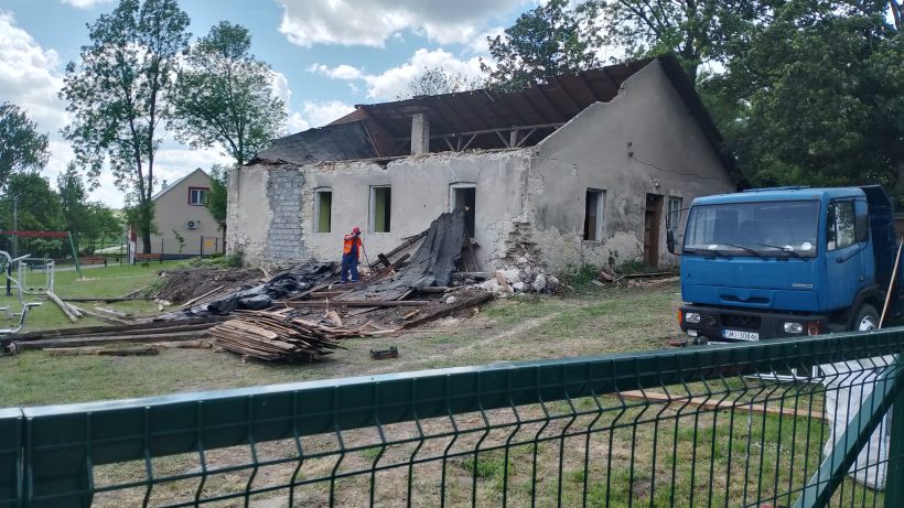 Rozbiórka budynku w Nieszkowie (Słaboszów - woj. Małopolskie)