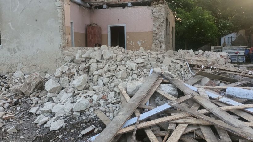 Rozbiórka budynku w Nieszkowie (Słaboszów - woj. Małopolskie)