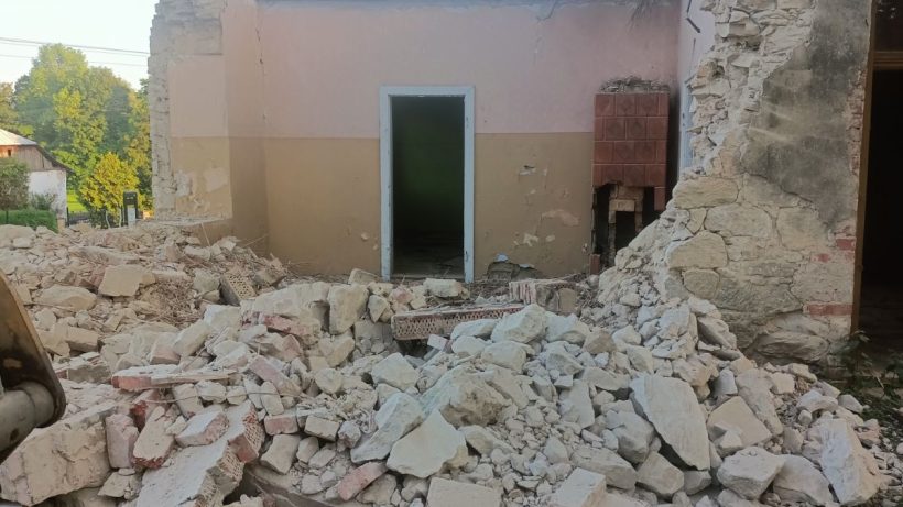 Rozbiórka budynku w Nieszkowie (Słaboszów - woj. Małopolskie)